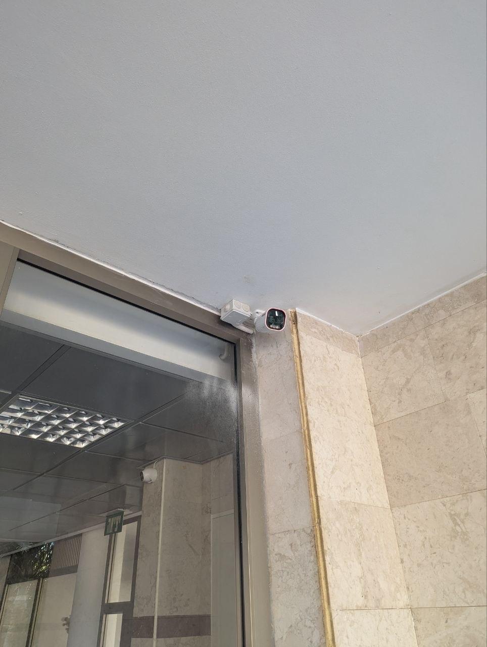 מצלמת אבטחה גלויה לצד דלת כניסה