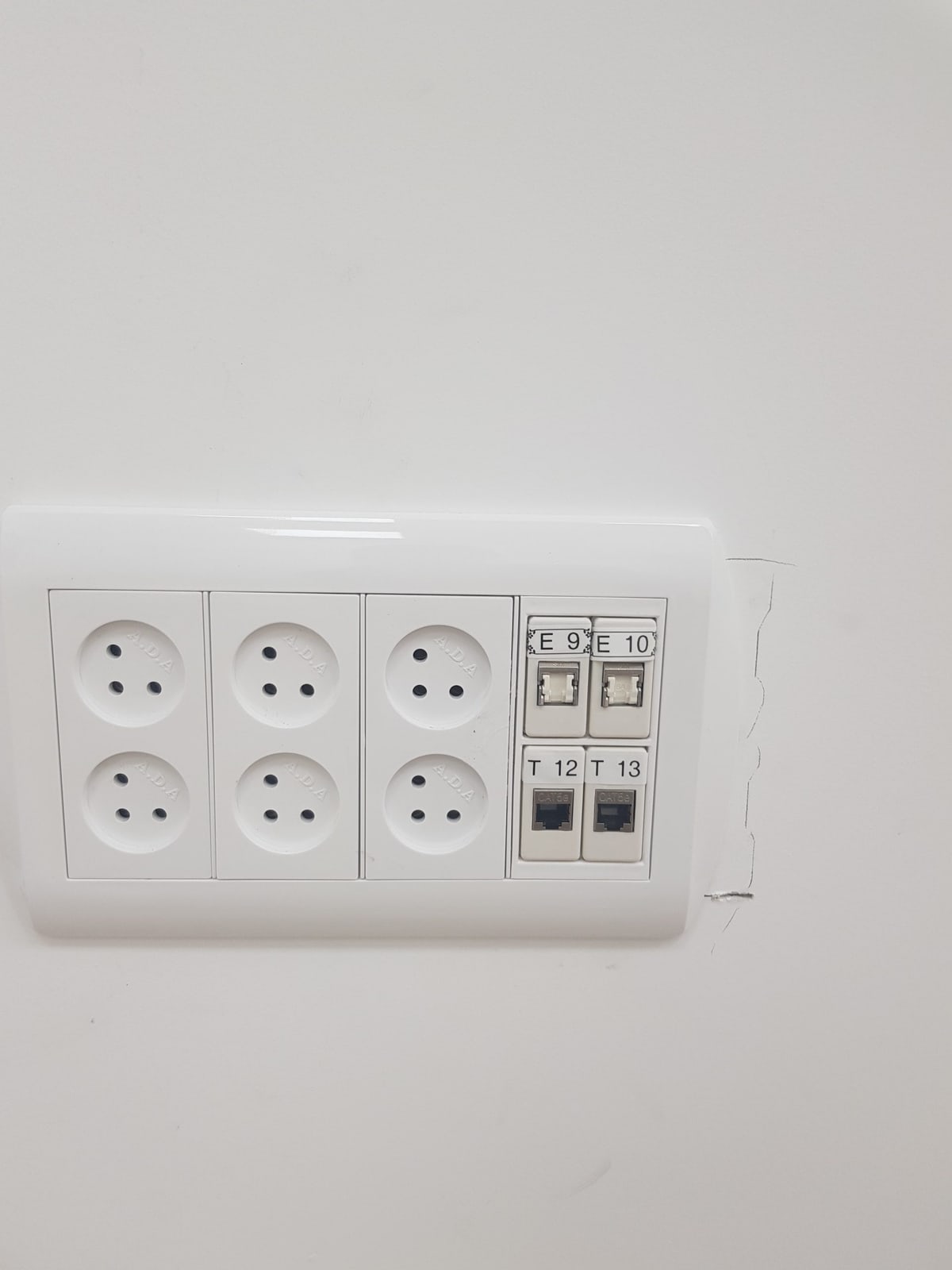 לוח שקעים עם ארבע נקודות תקשורת מסומנות